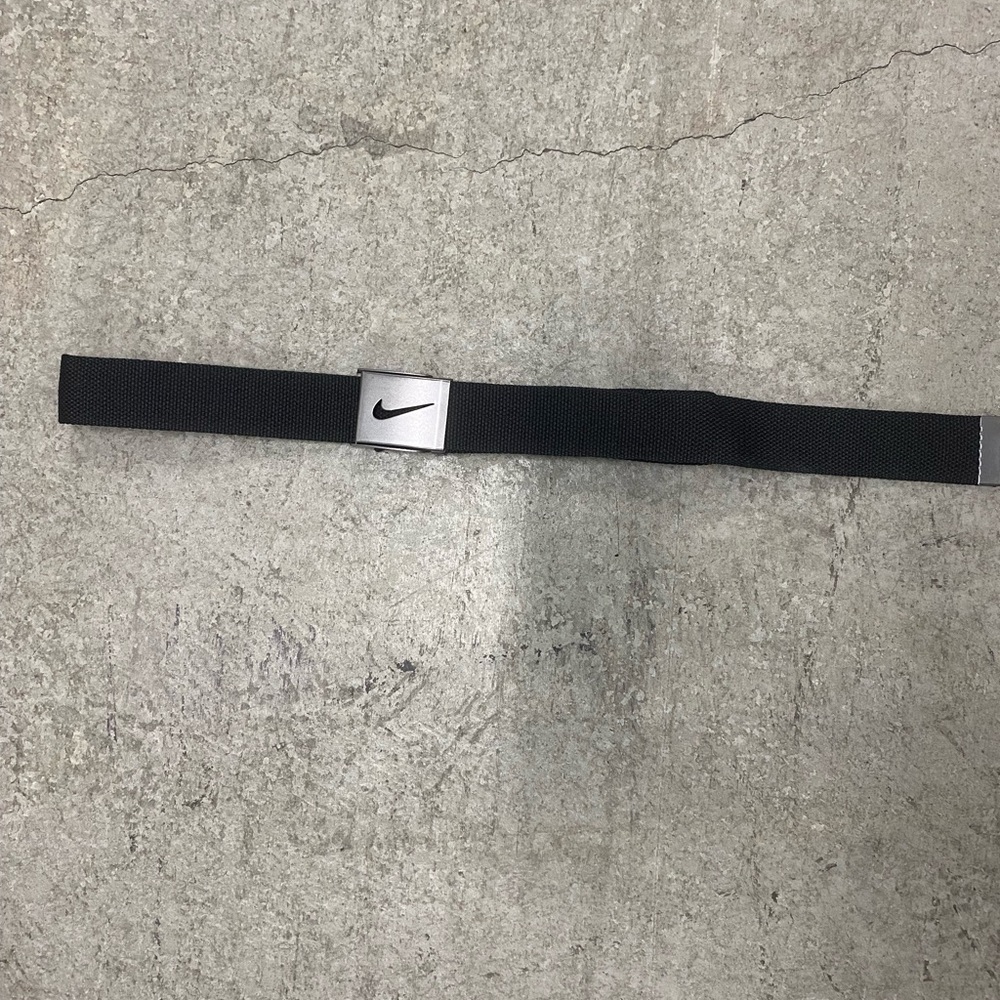 Black Nike golf bet